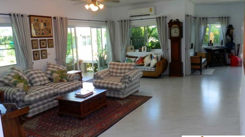 Beautiful 4 Bed Hua Hin Pool Villa Priced to Sell Quick