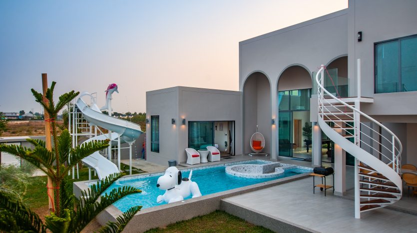 Lavish Resdential Property for Sale In Reeva Pool Villa Cha-am