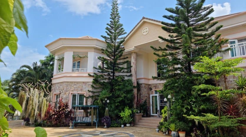 Luxurious Dream Home Pool Villa for Sale in Hua Hin